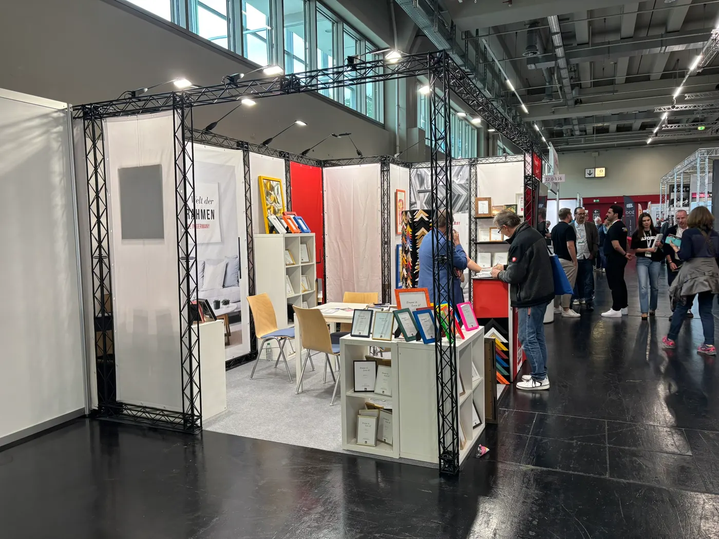 Zicht op onze stand in hal 12 van de NürnbergMesse met bezoekers