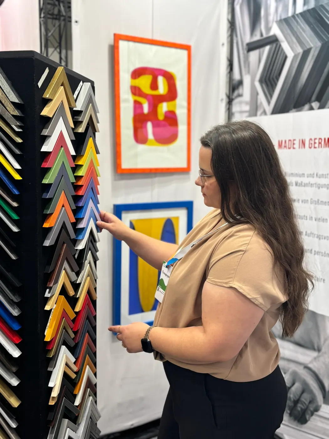 Profieltoren met hoekstalen en ingelijste kunstprints op onze stand