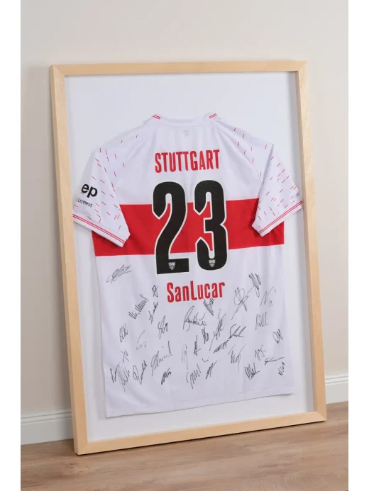 Shirtlijst in naturel hout met een ingelijst voetbalshirt
