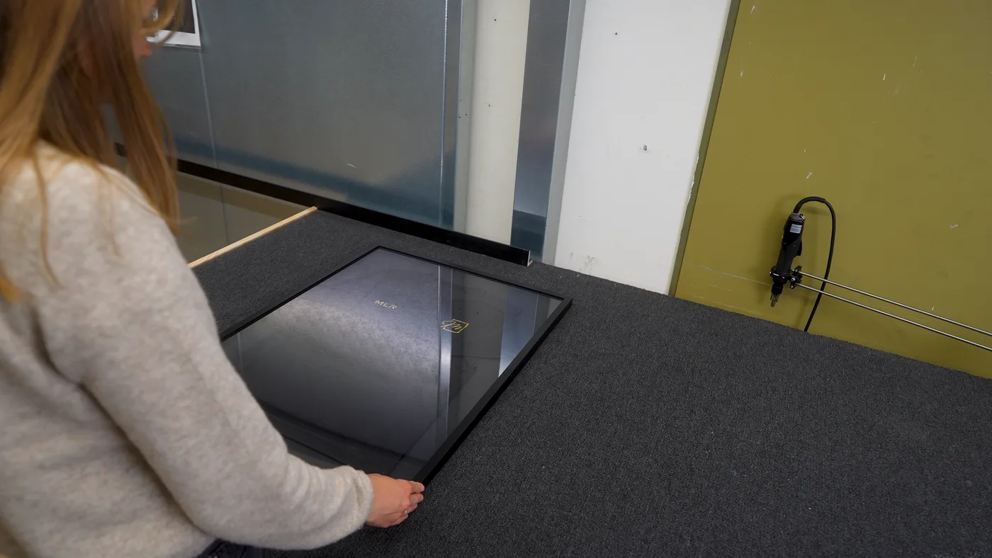 Het glas wordt voorzichtig op de geopende shirtlijst gelegd