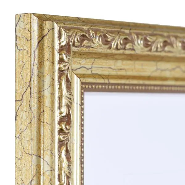 Ansicht der Ecke eines verspielten, barocken Holzrahmens in der Farbe Antiksilber mit floralen Ornamenten und einem zarten Perlstab