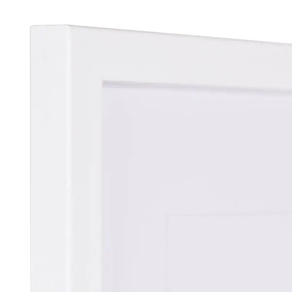 Ansicht der Ecke eines schmalen, weiss lackierten Bilderrahmens mit sichtbarer Holzstruktur und glatter OberflÃ¤che