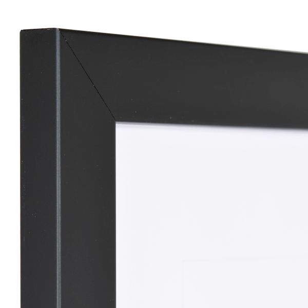 Ansicht der Ecke eines schwarzen Bilderrahmens mit sichtbarer Holzstruktur, glatter OberflÃ¤che und kantigem, schlichtem Profil