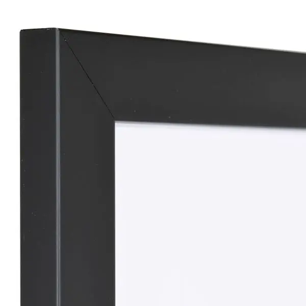 Ansicht der Ecke eines schwarzen Bilderrahmens mit sichtbarer Holzstruktur, glatter OberflÃ¤che und kantigem, schlichtem Profil