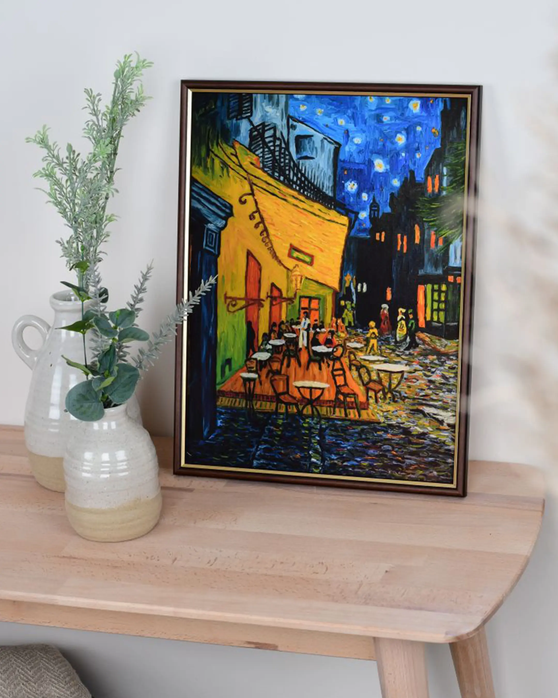 Houten fotolijst Carina bruin in een interieur