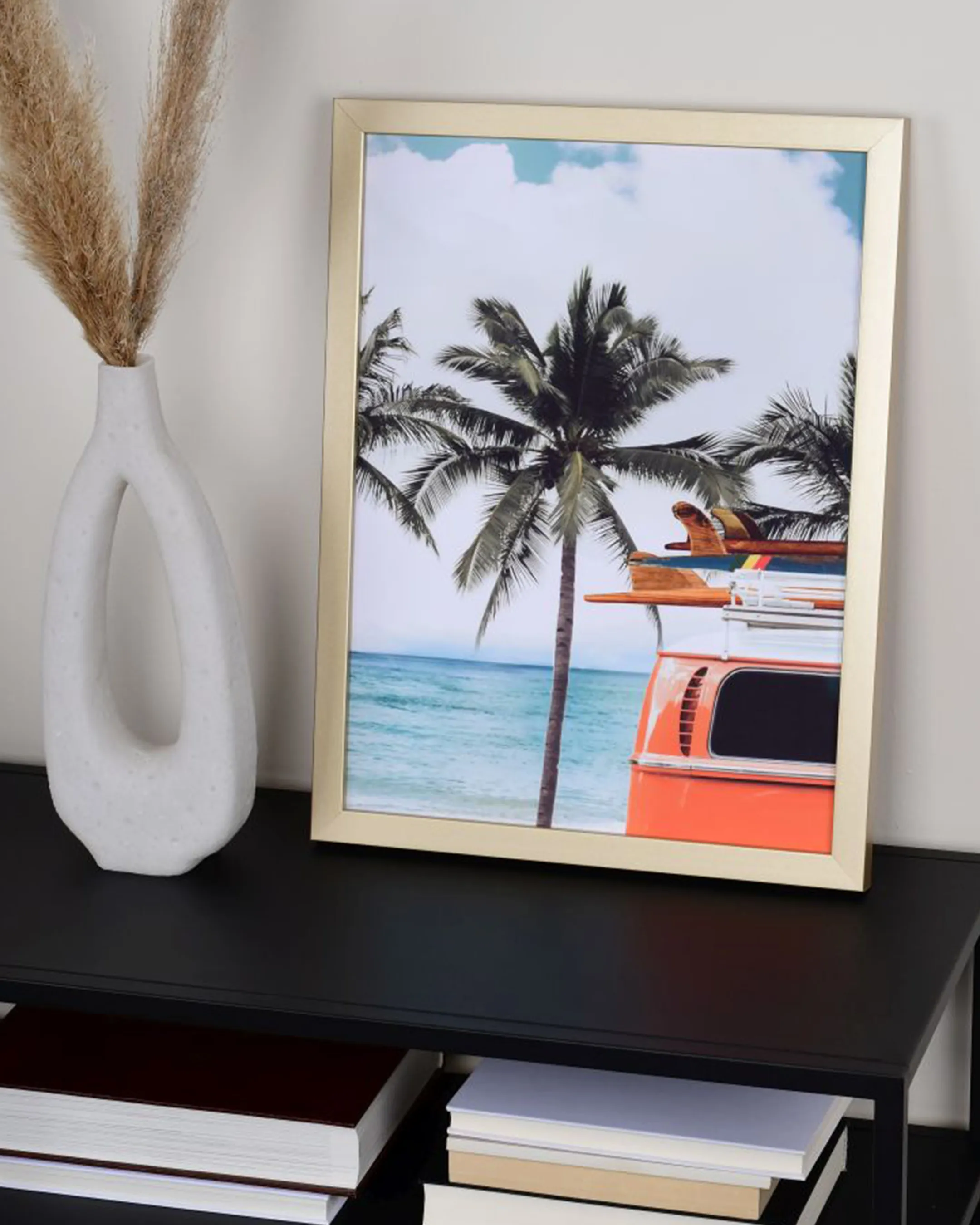 Houten fotolijst Paula Goud in een interieur