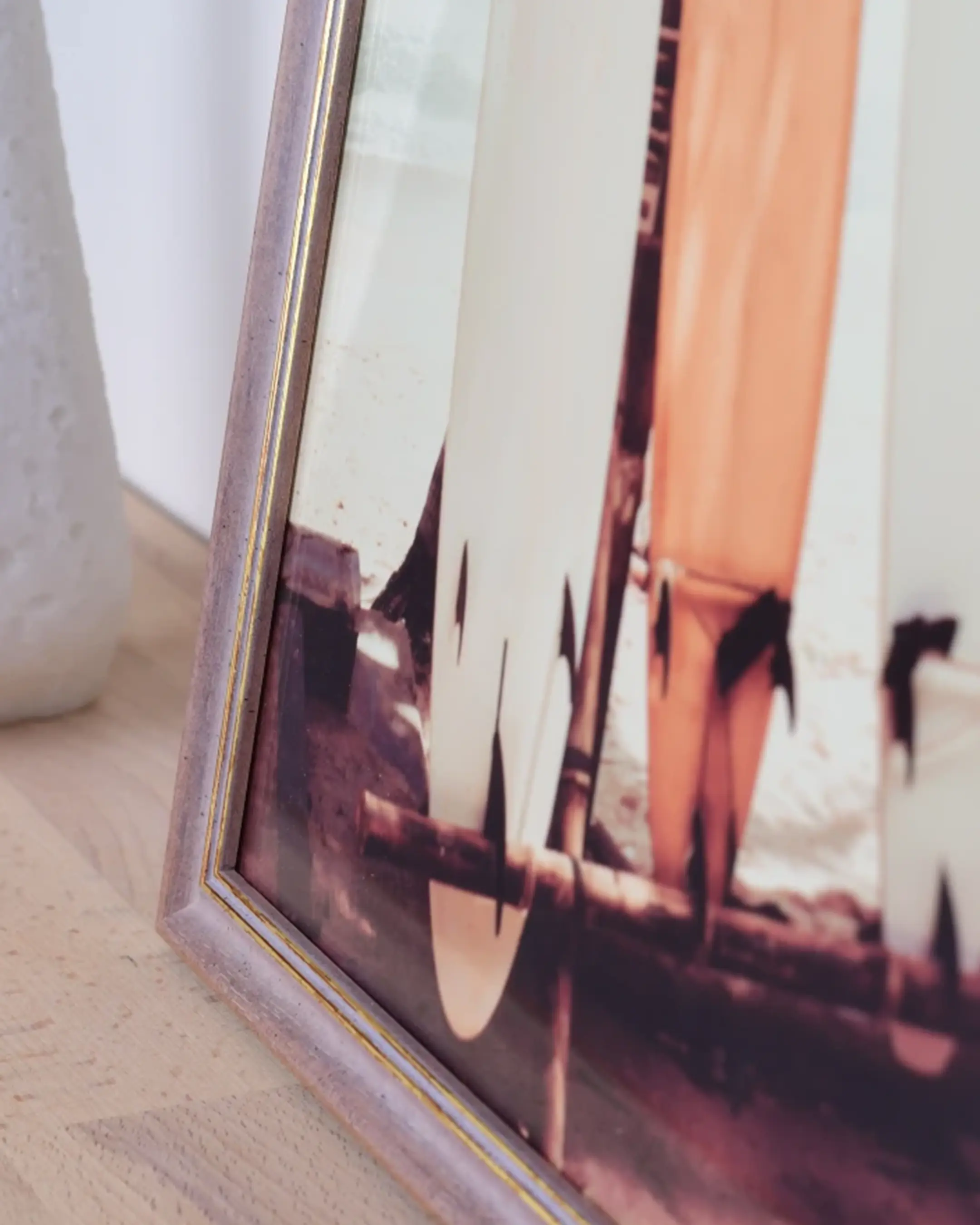 Vintage houten fotolijst Alma bruin in een interieur