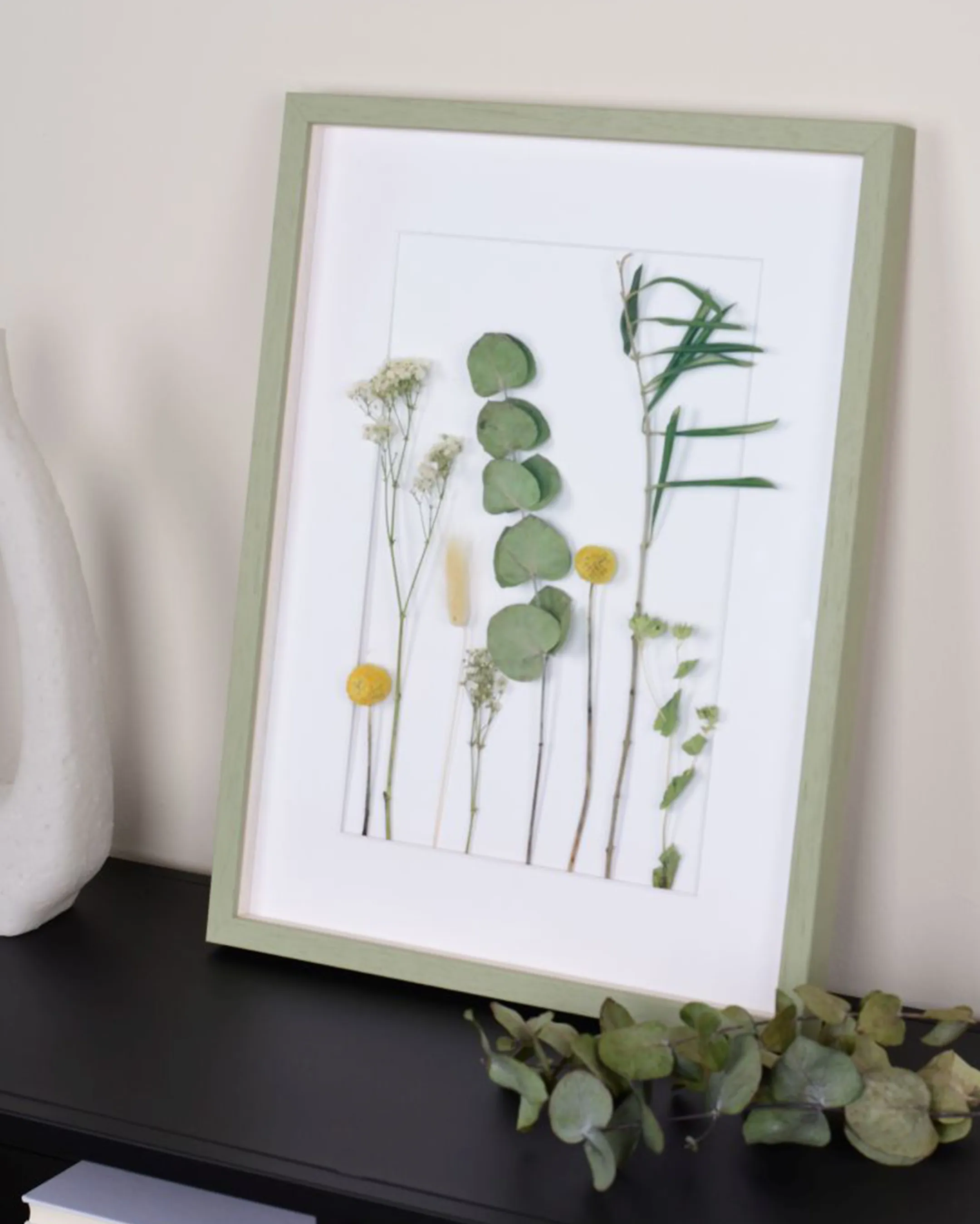 Houten fotolijst Nele met afstandslijst Groen in een interieur