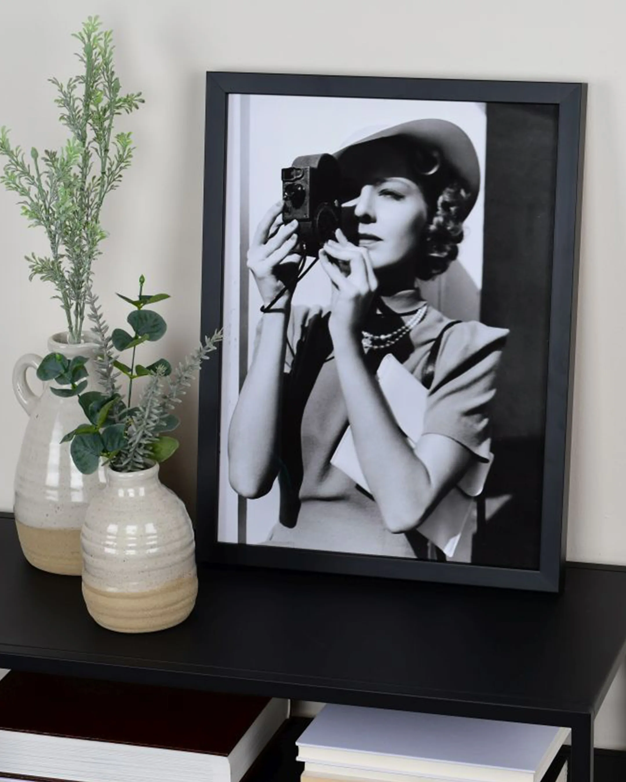 Houten fotolijst Fiona zwart in een interieur