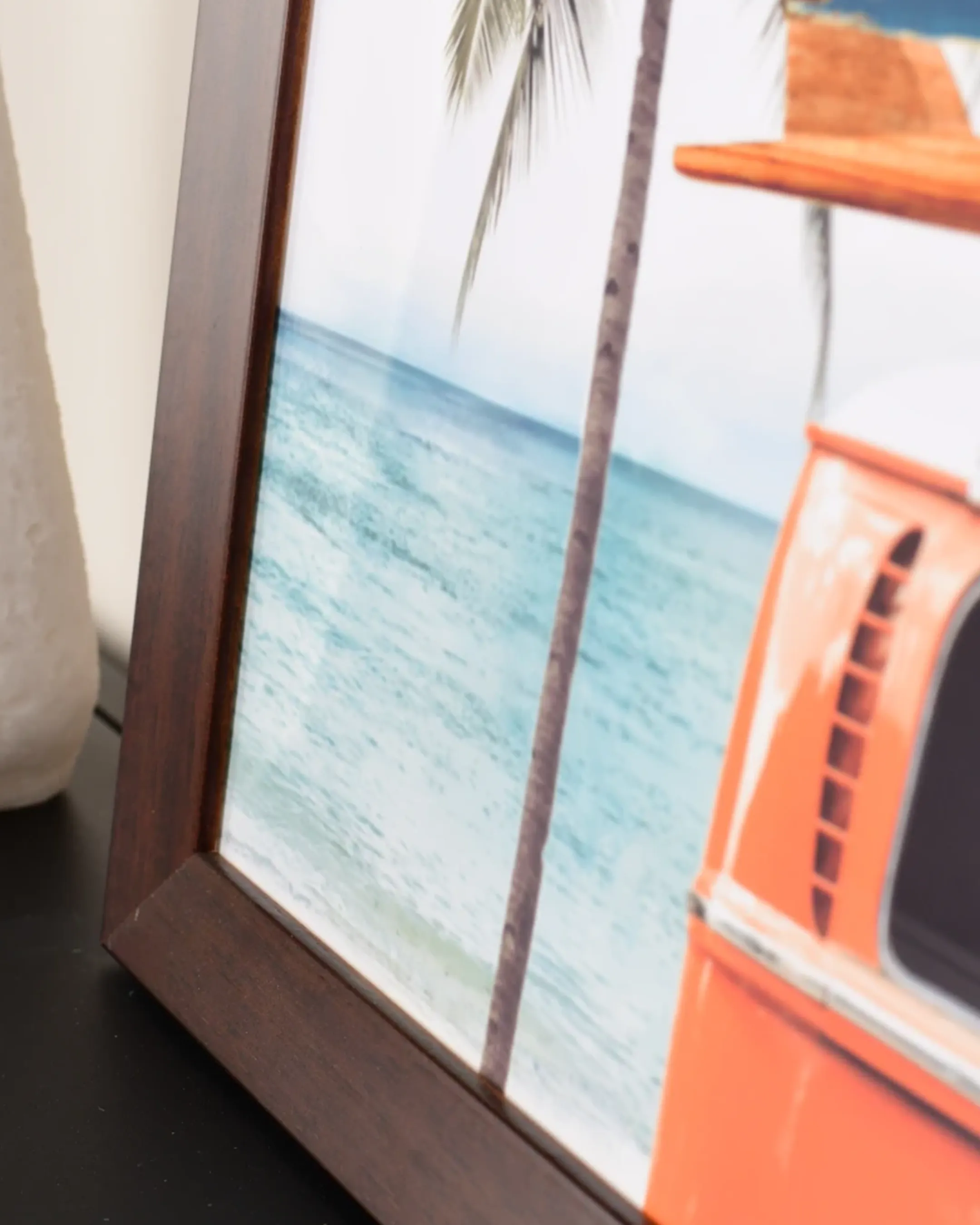 Houten fotolijst Nora wenge in een interieur