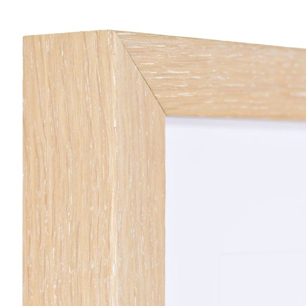 Ansicht der Ecke eines Holzrahmens in der Farbe Kalkeiche mit natÃ¼rlicher Maserung im Landhausstil