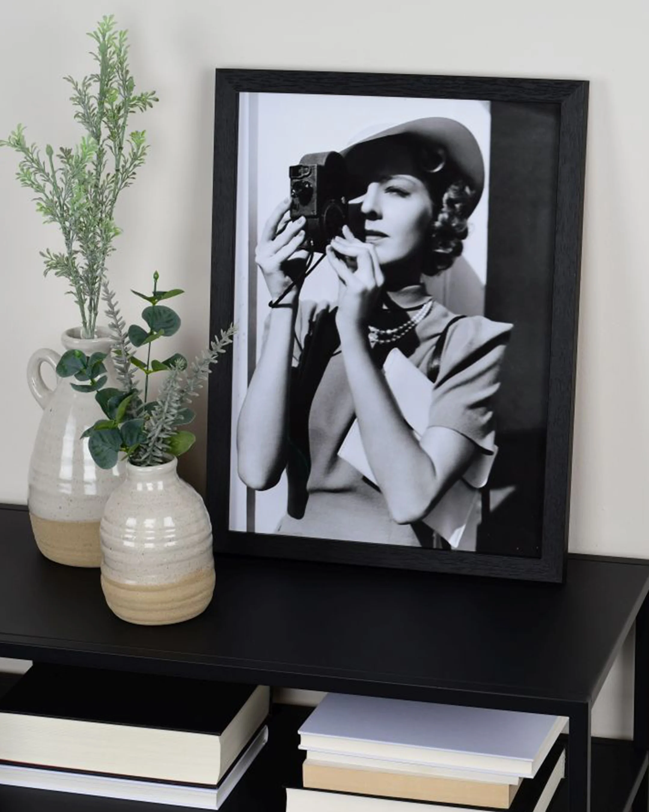 Houten fotolijst Elva zwart in een interieur
