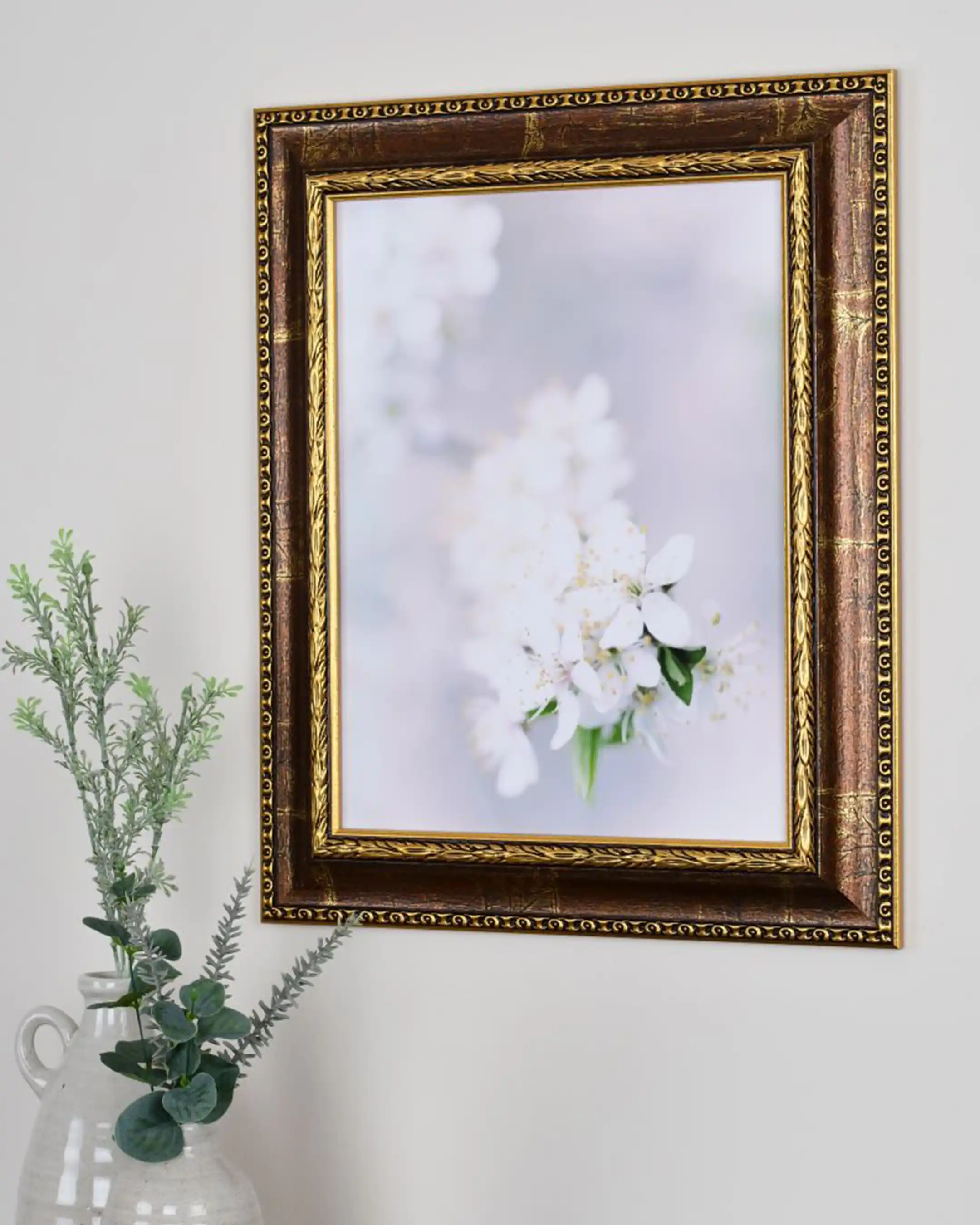 Barok houten fotolijst Olivia bruin in een interieur