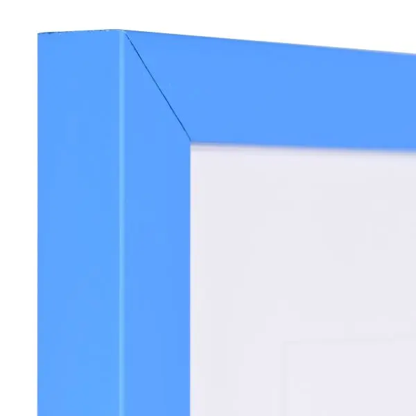 Ansicht der Ecke eines blauen Bilderrahmens mit geschlossener, glatter OberflÃ¤che und wÃ¼rfelfÃ¶rmigem Profil