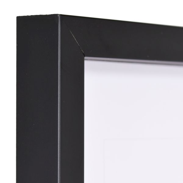 Ansicht der Ecke eines schwarzen Bilderrahmens A4 mit glatter OberflÃ¤che und schlichtem Design