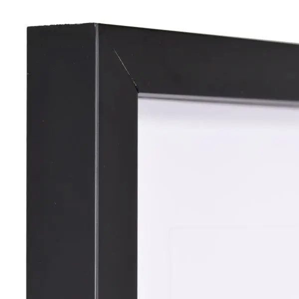 Ansicht der Ecke eines schwarzen Bilderrahmens A4 mit glatter OberflÃ¤che und schlichtem Design