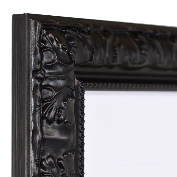 Hoekaanzicht van een zwarte houten fotolijst in een elegante, barokke stijl met parelrand