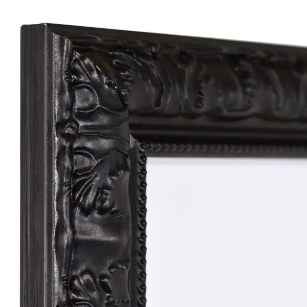 Hoekaanzicht van een zwarte houten fotolijst in een elegante, barokke stijl met parelrand