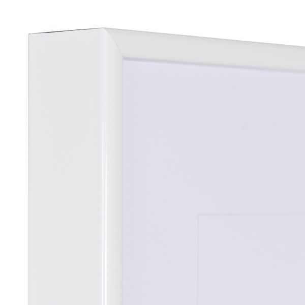 Ansicht der Ecke eines weissen, sehr formstabilen Aluminiumrahmens mit patentiertem Eckverbindersystem
