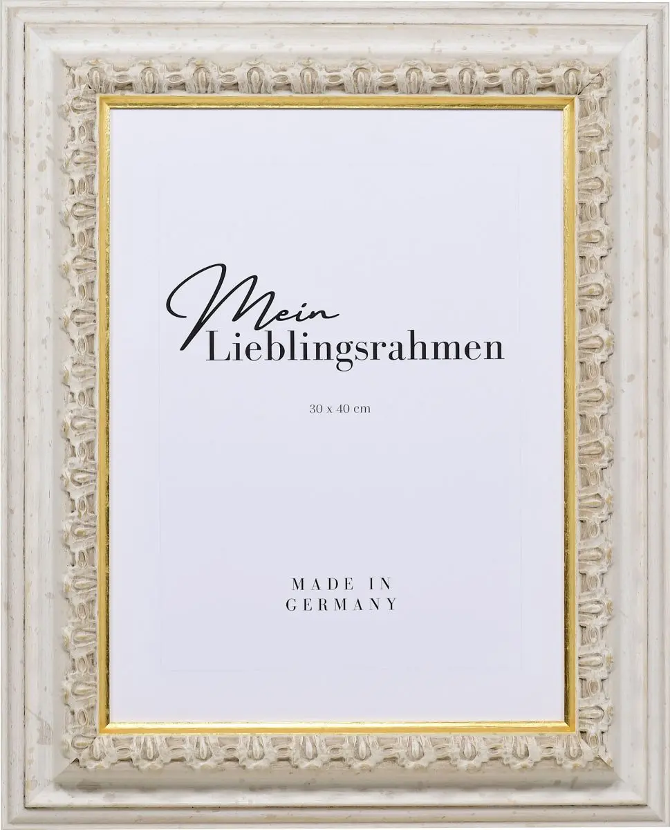 Vooraanzicht van een witte, handgemaakte fotolijst met een baroklijst en koninklijke charme