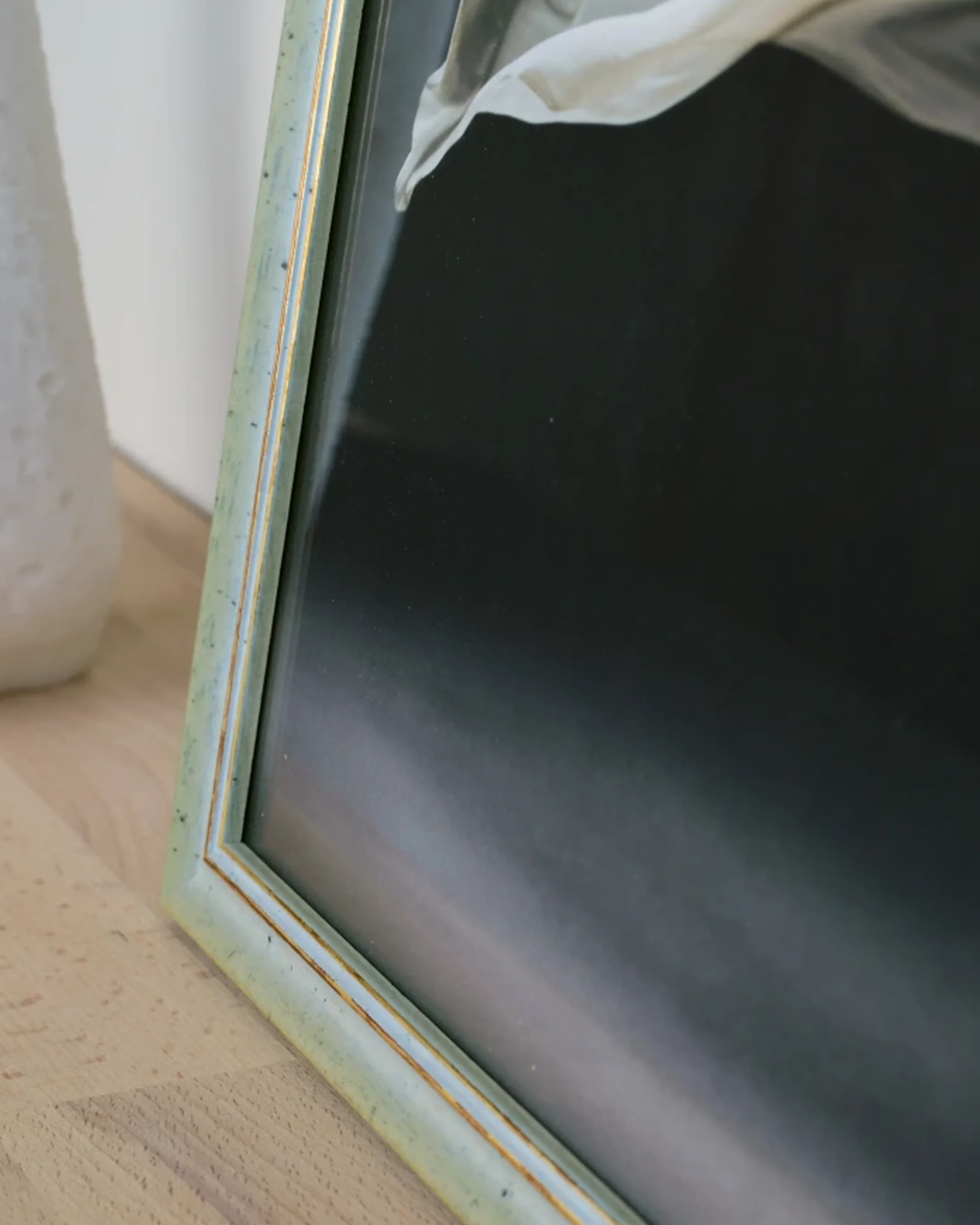 Vintage houten fotolijst Alma groen in een interieur