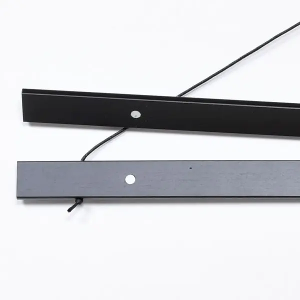 Detailweergave van een zwarte houten posterhanger