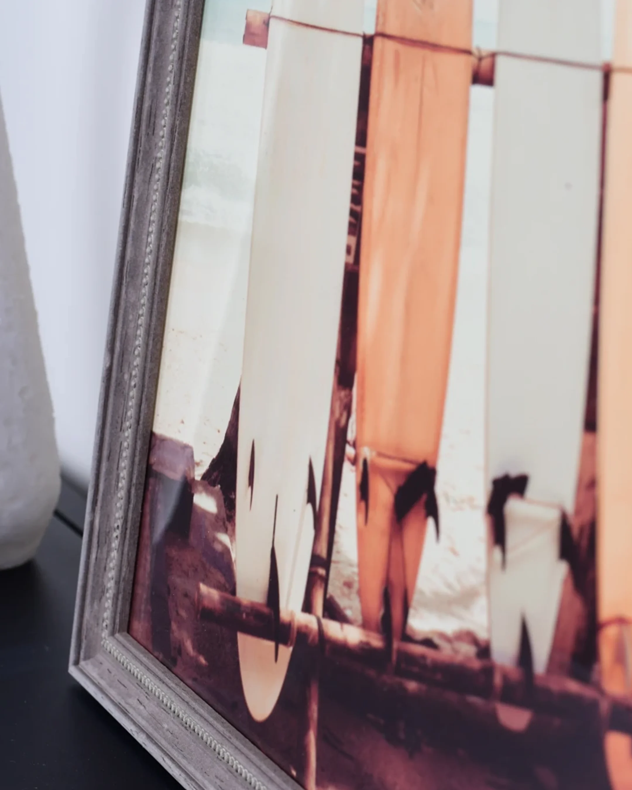 Houten fotolijst Emily bruin in een interieur