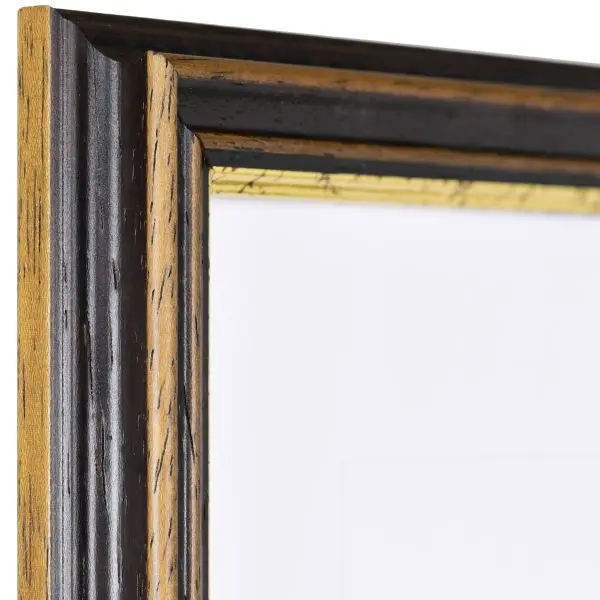 Ansicht der Ecke eines braunen, Holzrahmens mit tiefer Hohlkehle und abgestufter Goldkante