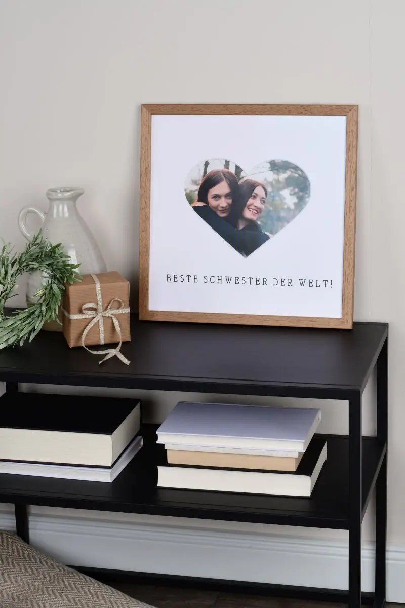 Fotolijst 30x30 van eikenhout met hartuitsparing voor de beste zus van de wereld in interieur
