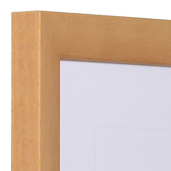 Ansicht der Ecke eines modernen, offenporigen, naturfarbenen Bilderrahmens