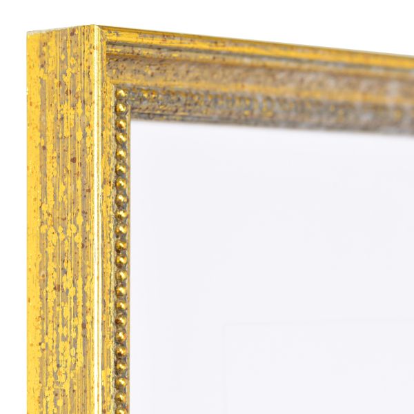 Aanzicht van de hoek van een klassieke, antieke houten lijst in de kleur oudgoud met parelrand