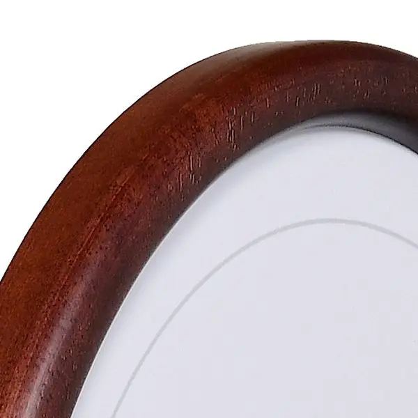 Zicht op de hoek van een ovale lijst in de kleur mahonie