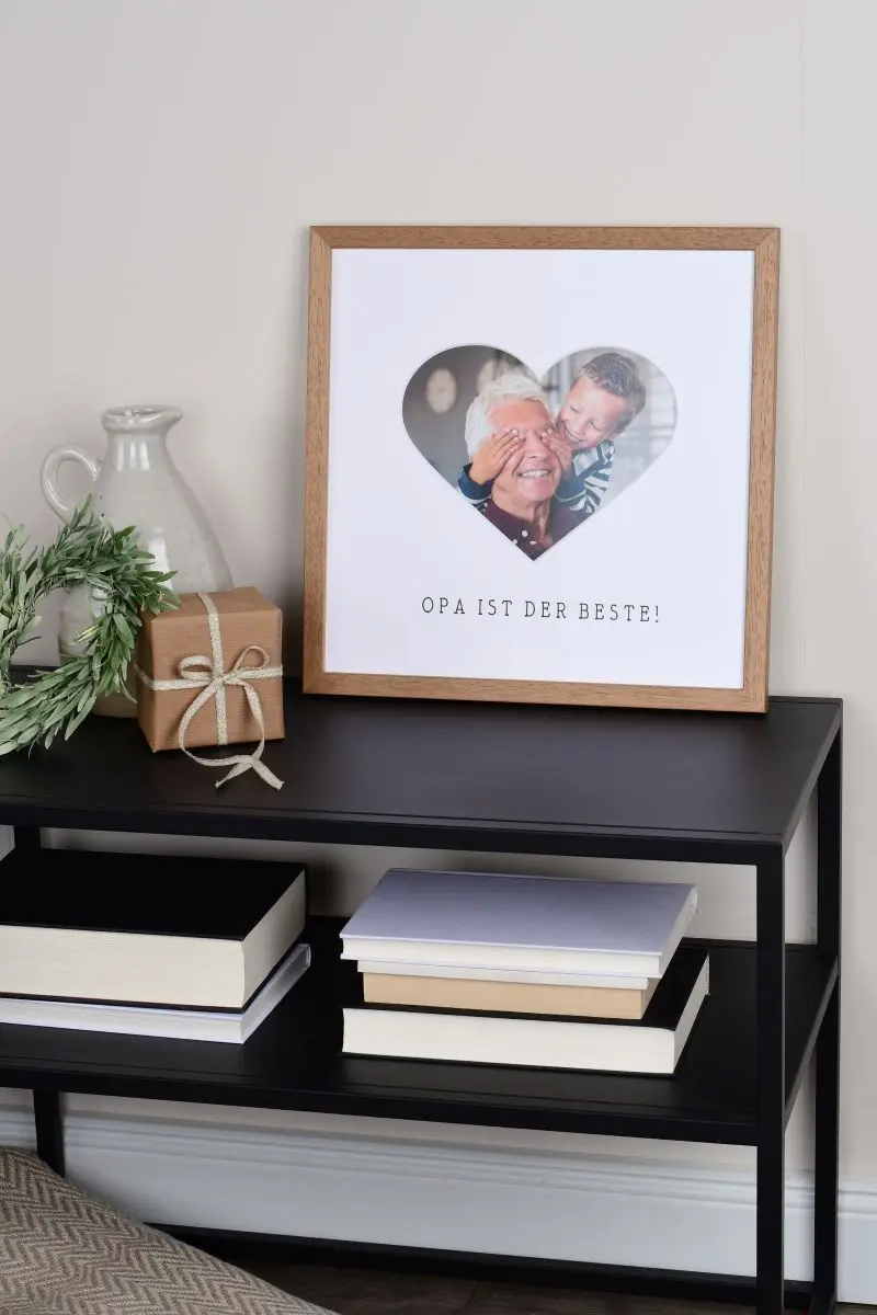Eikenhouten fotolijst 30x30 met hartuitsparing voor opa in een woonsfeer