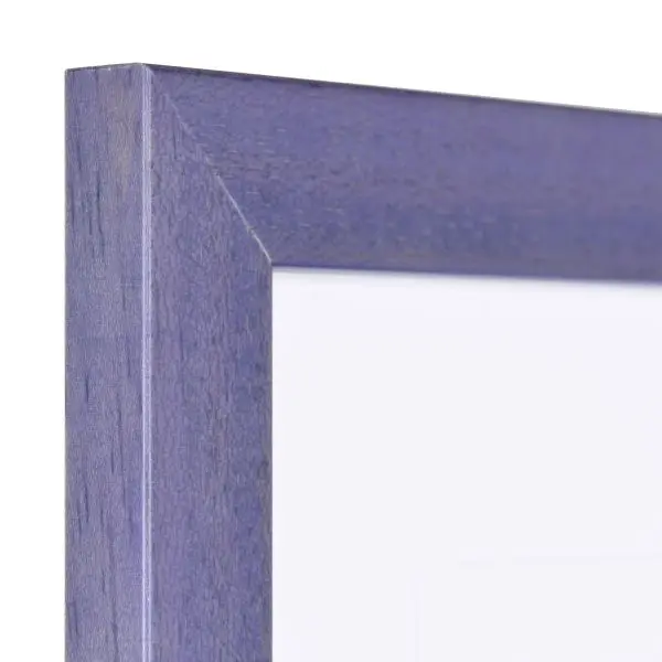 Ansicht der Ecke eines fliederfarbenen Bilderrahmens mit sichtbarer Holzstruktur, glatter OberflÃ¤che und kantigem, schlichtem Profil