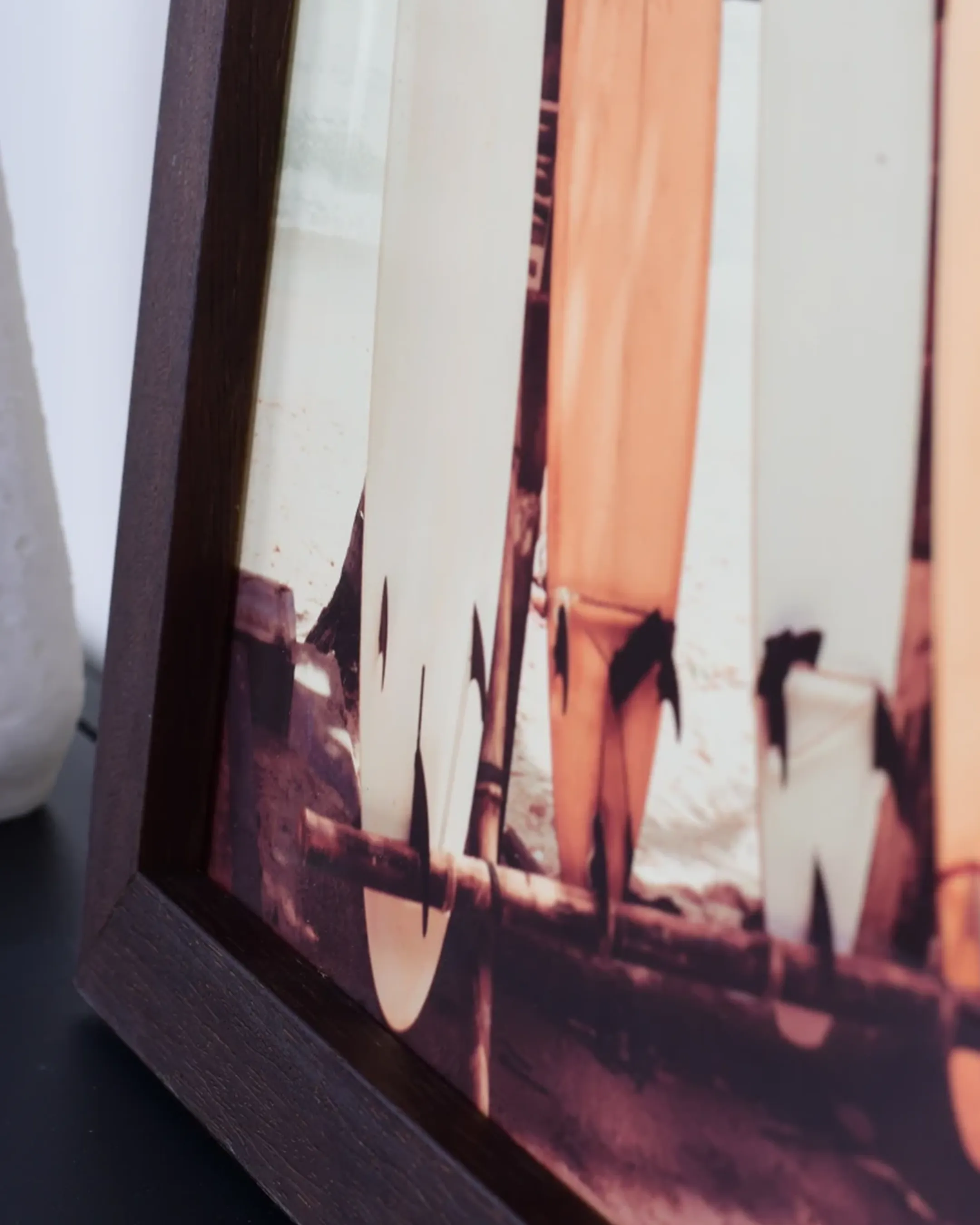 Houten fotolijst Philippa wenge in een interieur