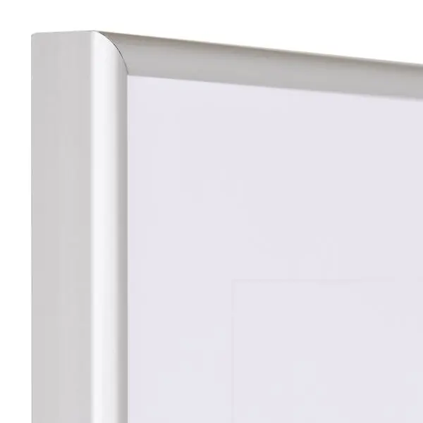 Aanzicht van de hoek van een zilveren, modern frame van geanodiseerd aluminium met robuust halfrond profiel