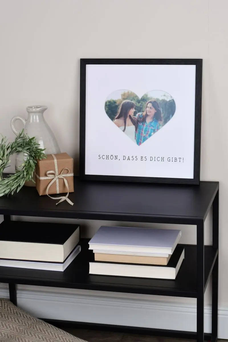 Fotolijst 30x30 in Zwart met hartuitsparing om cadeau te geven in een woonomgeving