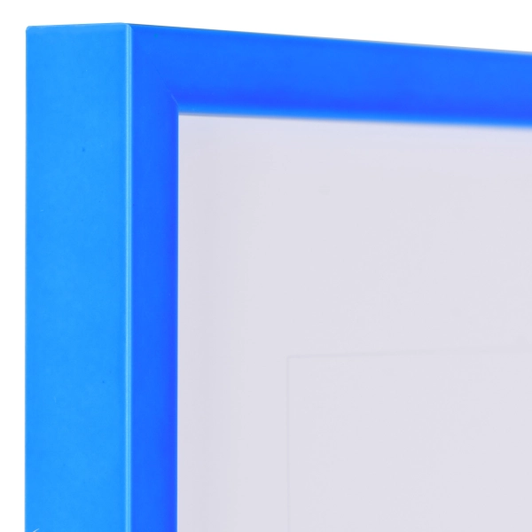Zicht op de hoek van een neonblauwe houten fotolijst