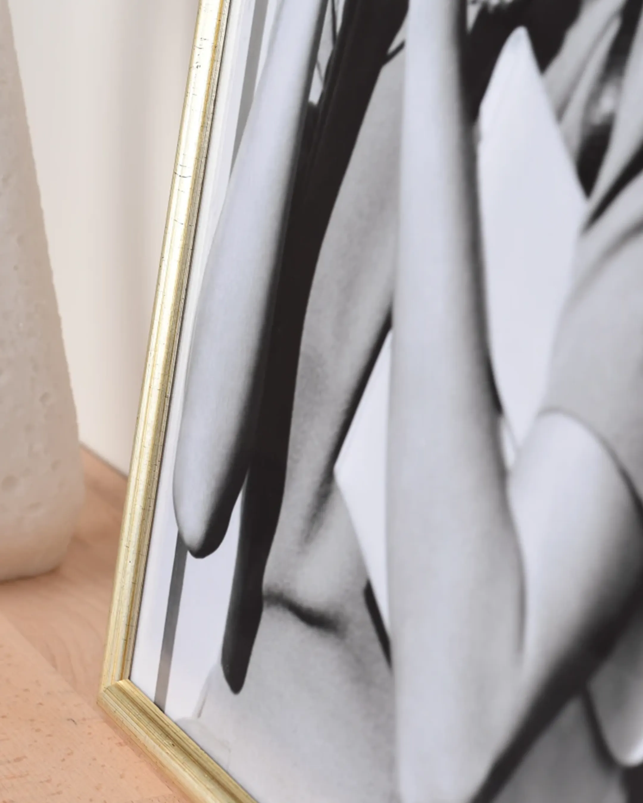 Houten fotolijst Ava zilver in een interieur
