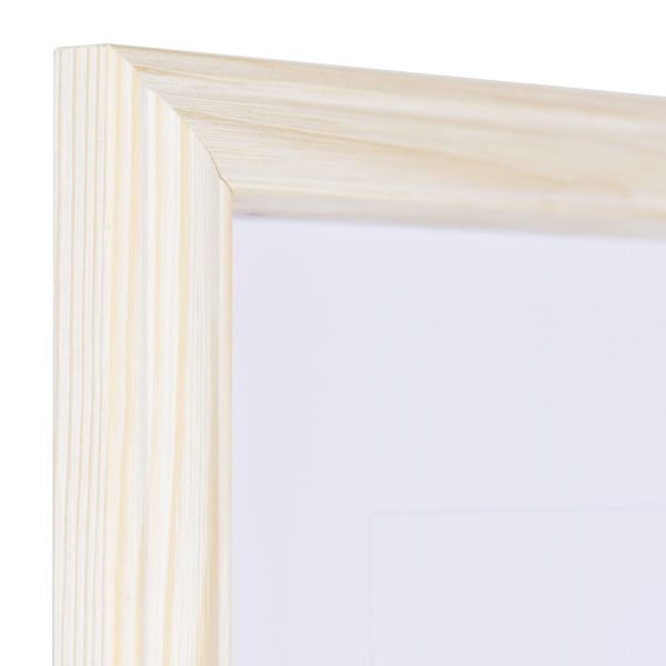 Zicht op de hoek van een wit, pastelkleurig houten lijst in landelijke stijl, met een afgeplatte welving en een verhoogde buitenrand.