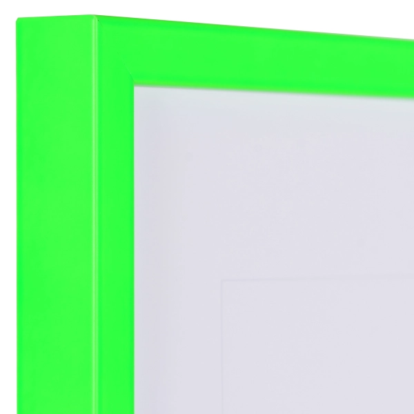 Aanzicht van de hoek van een neon groen houten fotolijst