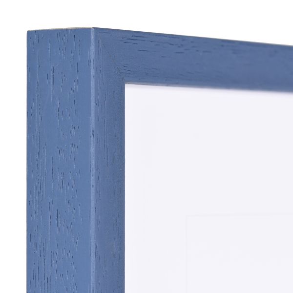 Zicht op de hoek van een moderne, blauwe, smalle fotolijst