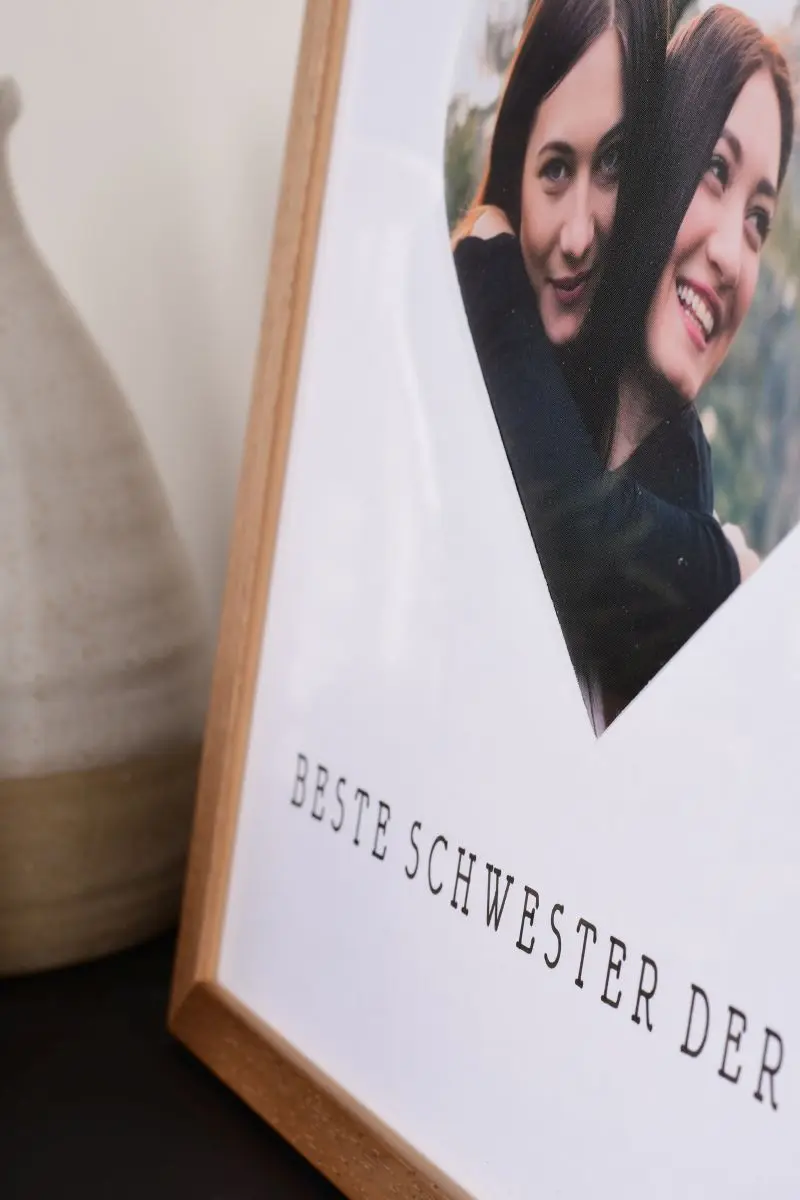 Nahaufnahme eines Bilderrahmens 30x30 in Eiche mit Herzausschnitt fÃ¼r die beste Schwester der Welt