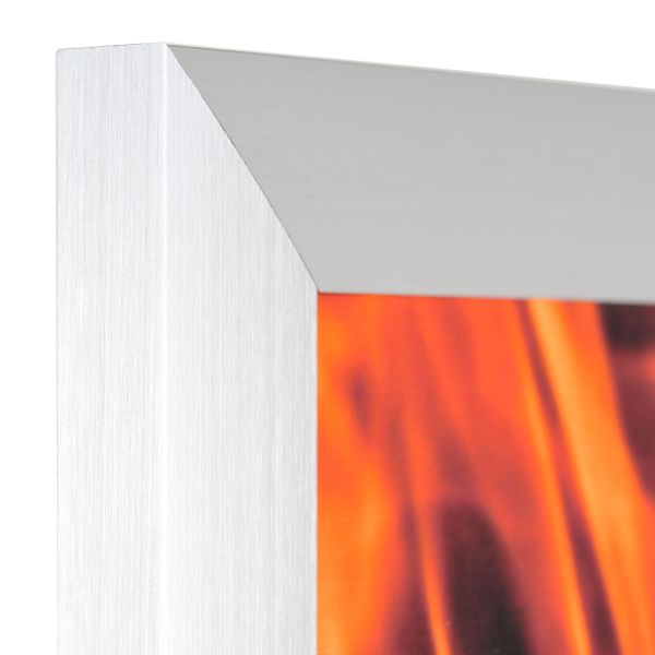Ansicht der Ecke eines silbernen Brandschutzrahmens aus lÃ¤ngs gebÃ¼rstetem, rostfreien Aluminium