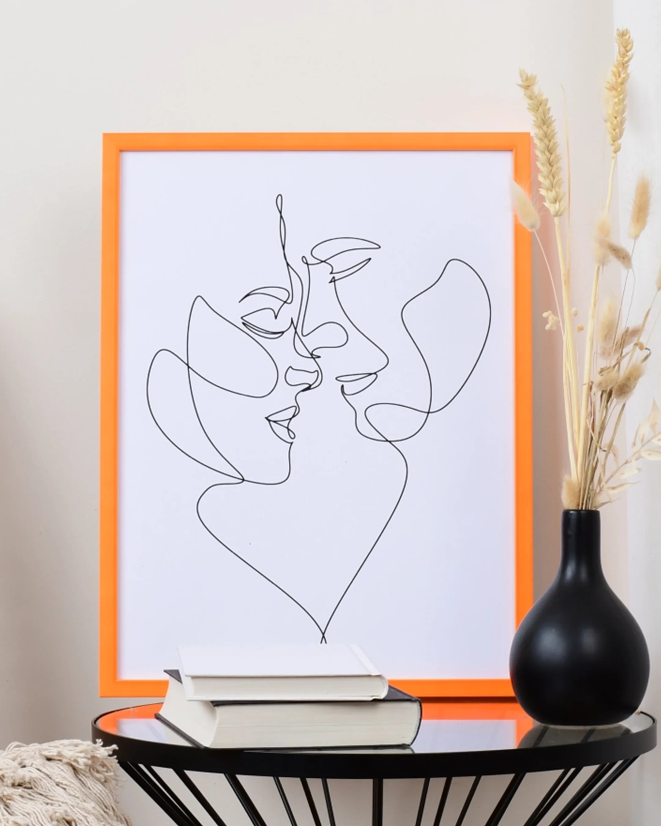 Neon houten fotolijst Bonnie oranje in een interieur