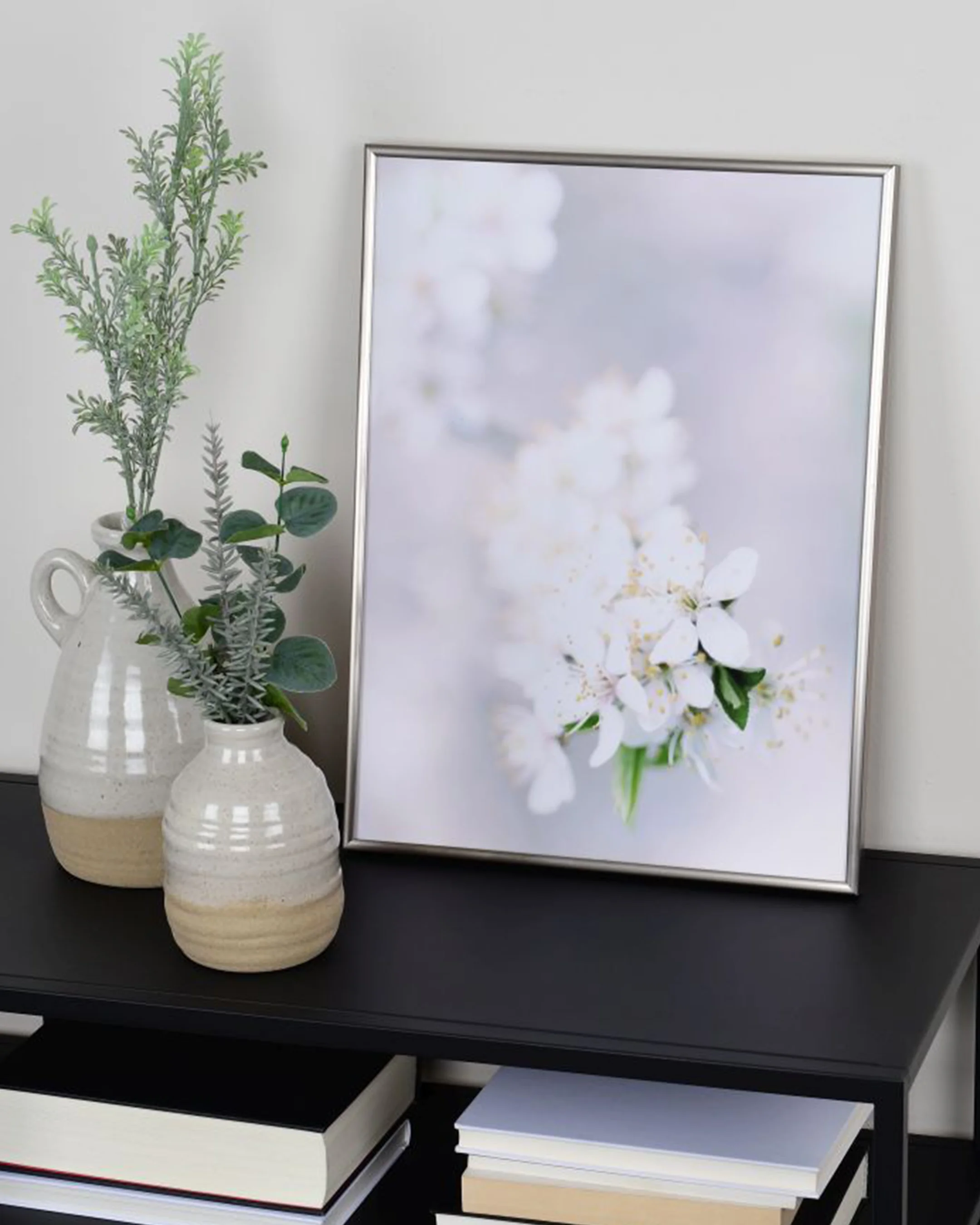 Kunststof fotolijst Sara platina in een interieur