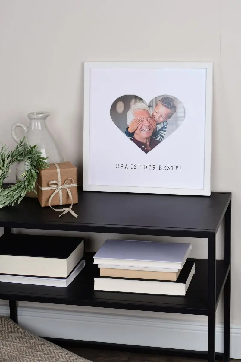 Witte fotolijst 30x30 met hartuitsparing voor opa in een woonomgeving