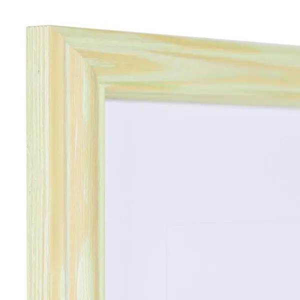 Hoekaanzicht van een groene, pastelkleurige houten fotolijst in landelijke stijl, met een afgeplatte welving en een verhoogde buitenrand.