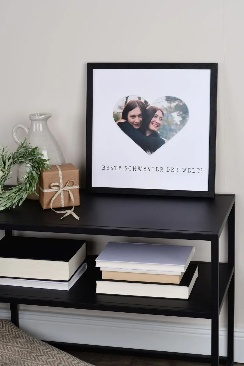 Bilderrahmen 30x30 in Schwarz mit Herzausschnitt fÃ¼r die beste Schwester der Welt in Wohnambiente