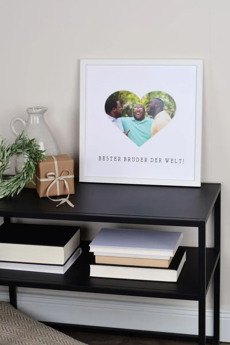 Fotolijst 30x30 in wit met hartuitsparing voor de beste broer ter wereld in een woonomgeving